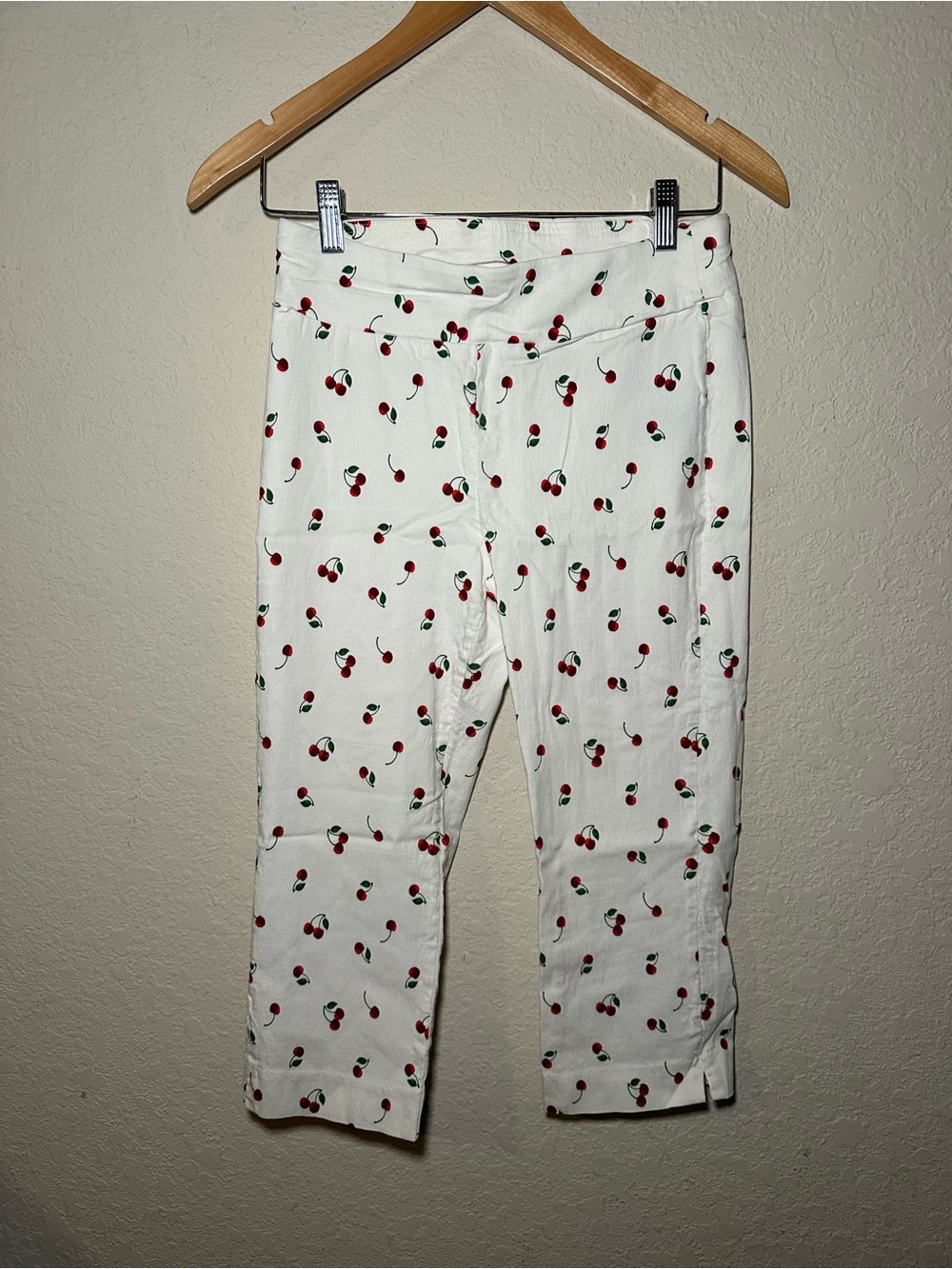 Women’s White Cherry-Print Capri Pants